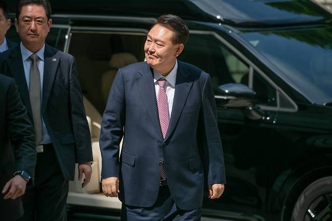 윤석열 전 대통령이 지난 9일 오전 서울 서초구 서울중앙지방법원에서 '내란 우두머리' 혐의 사건 6차 공판에 출석하고 있다. /뉴스1