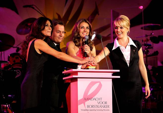 에스티로더 네덜란드 매니저 헹크 반 더 마크(왼쪽 두번째), 뮤지컬 스타 샹탈 얀젠(오른쪽) 등이 네덜란드 암스테르담 콘서트허바우에서 열린 핑크 리본 갈라에서 버튼을 누르고 있다. /연합뉴스