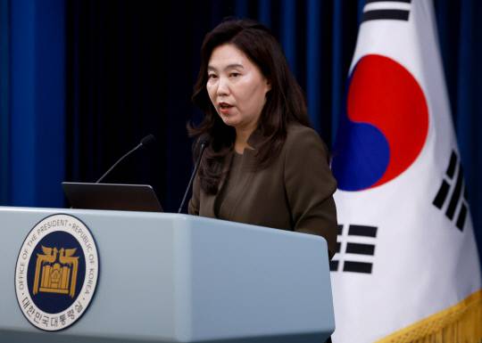 강유정 대통령실 대변인이 4일 서울 용산 대통령실 청사에서 이재명 대통령 취임 첫날 일일 브리핑을 하고 있다. 연합뉴스