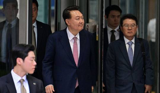 윤석열 전 대통령이 9일 서울 서초구 서울중앙지방법원에서 열린 내란 우두머리 혐의·직권남용 권리행사 방해 혐의 사건 6차 공판에 출석한 뒤 법정을 나서고 있다. 연합뉴스.