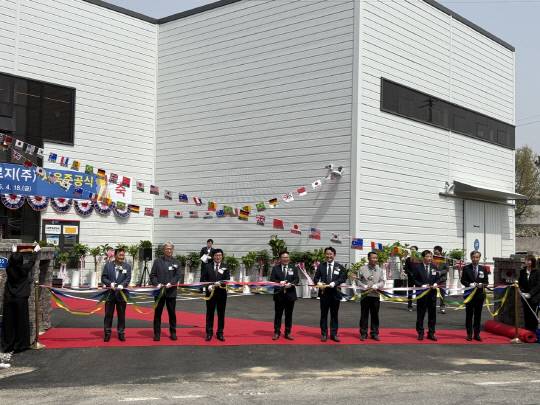 지난 4월 아산시 음봉면 신휴리 씨에프테크놀로지(주) 공장에서 열린 준공식에서 기업관계자들이 리본을 자르고 있다. 충남TP 제공