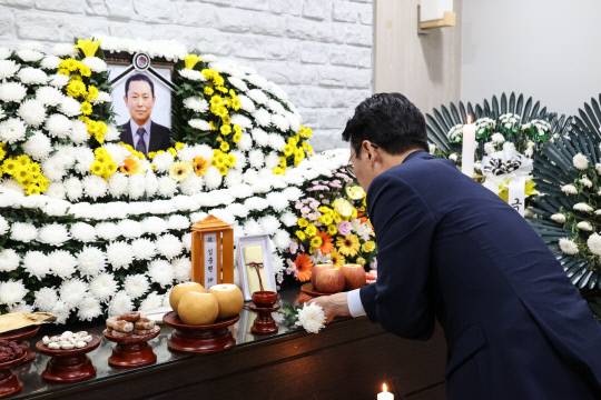 김민석 국무총리 후보자는 16일 고(故) 김충현 노동자의 빈소를 찾아 조문했다. 김민석 국무총리 후보자 인사청문회 준비단 제공