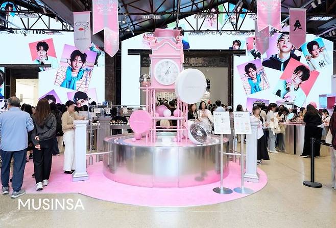 지난 5월 9일부터 22일까지 무신사 스토어 성수@대림창고에서 열린 ‘정샘물 쿠션 아트 스쿨’ 팝업 스토어 모습. ⓒ무신사