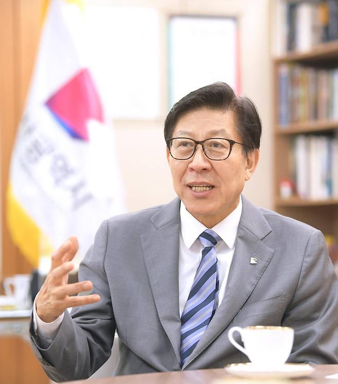 박형준 부산시장은 동아일보와 인터뷰에서 부산 경제 재도약이 시작됐다고 말했다. 부산시 제공