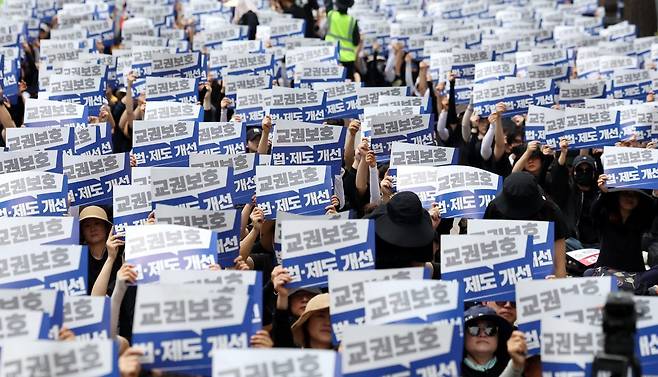 한국교원단체총연합회(교총), 교사노동조합연맹(교사노조), 전국교직원노동조합(전교조) 등 92개 교원 단체 및 노동조합이 14일 서울 종로구 정부서울청사 앞에서 제주도에서 교사 한 명이 학생 가족들의 민원에 시달리다 사망한 사건과 관련해 ‘교권보호 대책 요구 전국 교원 집회’를 열었다. 교총 및 교사노조, 전교조 등이 공동으로 집회는 연 것은 이번이 처음이다. 뉴시스