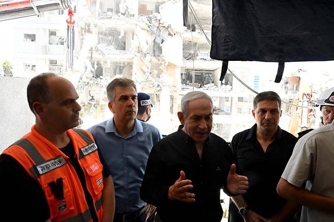 베냐민 네타냐후 이스라엘 총리가 15일(현지 시간) 이란 공습 피해 지역인 텔아비브 남쪽 바트얌을 찾은 모습. 네타냐후 총리 트위터