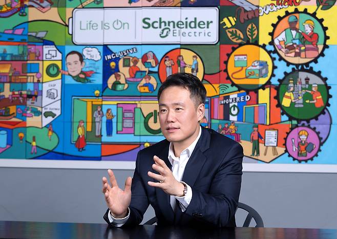권지웅 슈나이더 일렉트릭 코리아 대표가 새로운 50년 전략에 대해 설명하고 있다.
