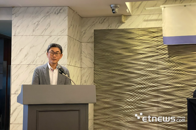 최경진 한국인공지능법학회장(가천대 교수)이 16일 서울 베스트웨스턴 프리미어 강남호텔에서 상반기 학술대회를 열고 환영사를 하고 있다. ⓒ박종진기자