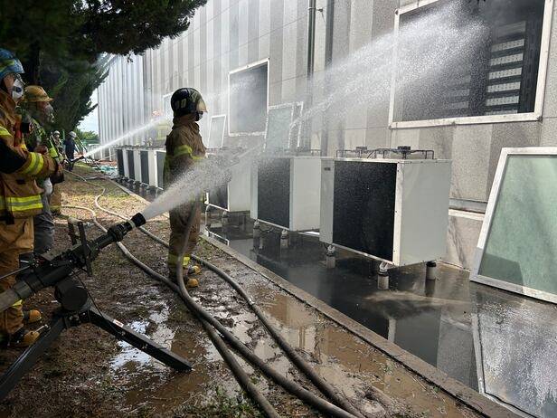 경북 포항시 남구 대송면 동국제강 포항공장 에너지저장장치 전기실에서 화재가 발생해 소방관들이 진화작업을 벌이고 있다. 경북소방본부