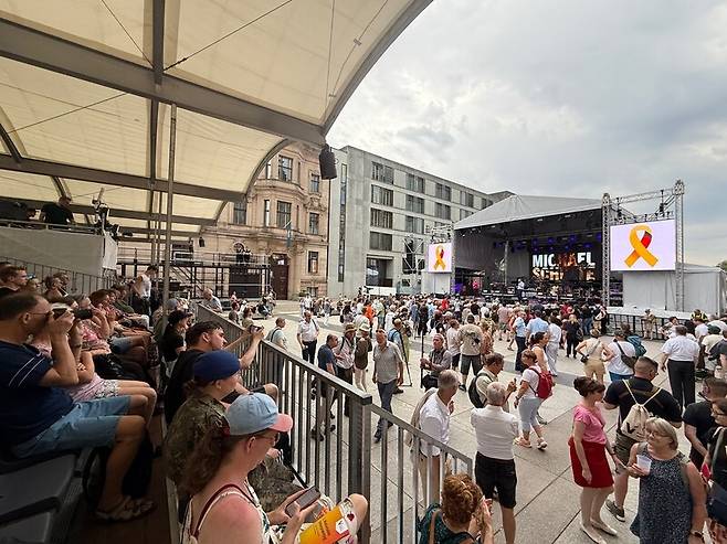 15일(현지시각) 독일 베를린 연방의사당 앞에 마련된 재향군인의 날 무대. 시민들이 콘서트 공연을 지켜보고 있다.