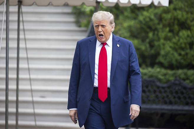 도널드 트럼프 미국 대통령이 15일(현지시각) 미국 워싱턴 디시에서 주요 7개국 정상 회의가 열리는 캐나다 앨버타로 떠나기 전 기자회견을 하고 있다. 워싱턴/EPA 연합뉴스