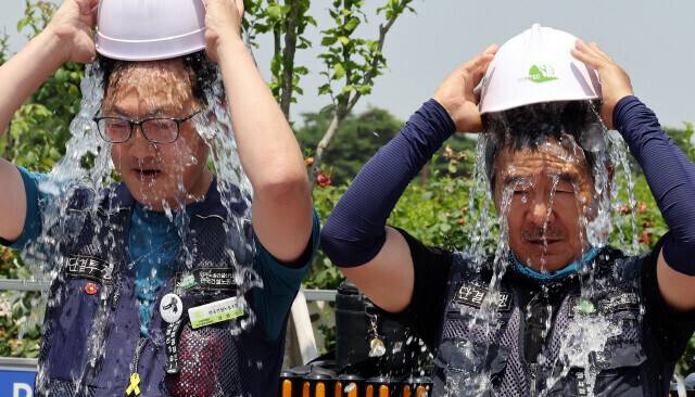 지난해 6월19일 서울 여의도 국회 앞에서 열린 건설현장 폭염 지침 법제화 촉구 기자회견에서 참석자들이 건설노동자를 온열질환으로 부터 살려내라고 요구하며 상징의식을 하고 있다. 김경호 선임기자 jijae@hani.co.kr