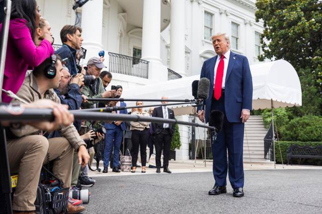 도널드 트럼프 미국 대통령이 15일 미국 워싱턴DC에서 G7 정상회담에 참석하기 위해 캐나다 앨버타로 떠나기 전 기자들의 질문에 답하고 있다. 워싱턴=EPA 연합뉴스