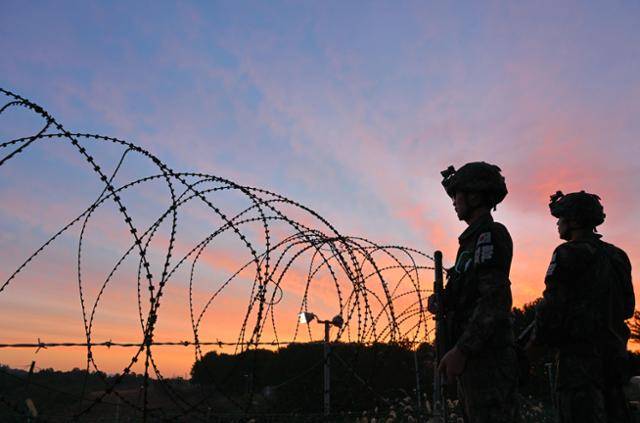 경기 연천군 육군 제5보병사단 GOP 부대에서 장병들이 동트는 새벽 시간, 북쪽을 응시하면서 경계를 늦추지 않고 있다. 한국일보 자료사진
