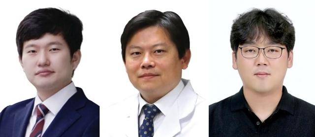 (왼쪽부터)디지스트 양지웅 인수일 에너지공학과 교수, 포항가속기연구소 안형주 박사.