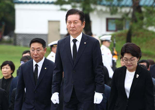 더불어민주당 당대표 출마를 선언한 정청래(가운데) 의원이 16일 오전 서울 동작구 국립서울현충원에서 현충탑에 참배하기 위해 이동하고 있다. 뉴스1