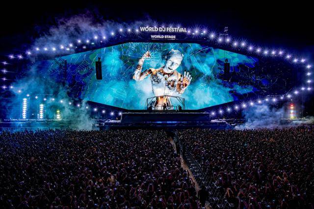 이탈리아 출신의 유명 DJ 겸 프로듀서 애니마가 15일 경기 과천 서울랜드에서 열린 '2025 월드 디제이 페스티벌'에서 공연하고 있다. 월드 디제이 페스티벌 제공