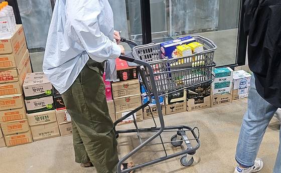 15일 오전 경기도 성남시의 한 약국. 한 고객이 카트에 약을 담고 쇼핑 중이다. 채혜선 기자