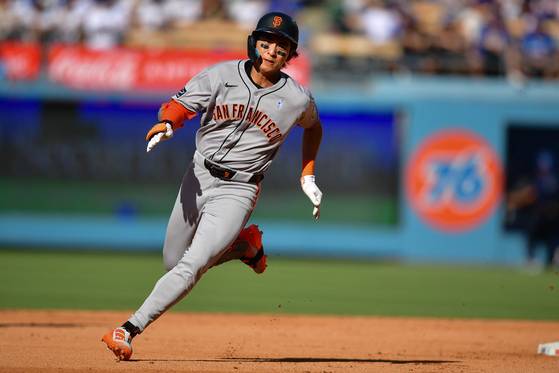 3루타를 때려낸 뒤 질주하는 이정후. 로이터=연합뉴스