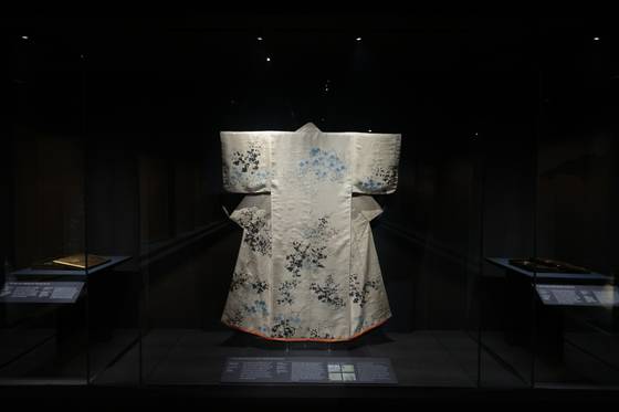 16일 서울 용산구 국립중앙박물관에서 열린 한일 국교 정상화 60주년 특별전 '일본미술, 네 가지 시선' 전 언론공개회에서 참석자들이 오가타 고린의 '가을풀무늬 고소데'를 살펴보고 있다. 연합뉴스