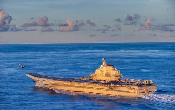 6월 초순 중국 항모 랴오닝함이 서태평양 해역에서 훈련 중 함재기가 이륙하고 있다. 사진 중국 인민해방군 해군