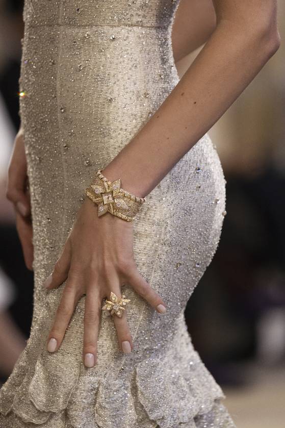 루이 비통이 선보인 올해의 하이 주얼리 '버츄어시티'. 모델은 아우라 브레이슬릿과 링을 착용했다. 사진 루이 비통