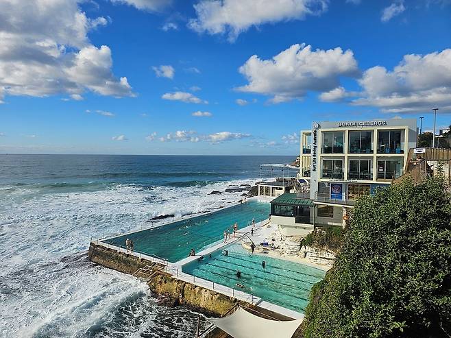 찬 바닷바람도 아랑곳없이 수영을 즐기는 사람들 (사진=정상미)