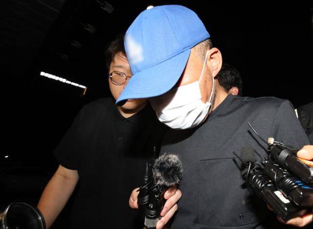 대구에서 스토킹 해오던 여성을 살해한 피의자 A씨가 지난 15일 오전 대구성서경찰서로 압송되고 있다. /뉴스1