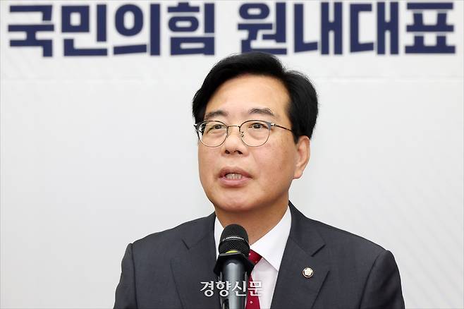 송언석 국민의힘 의원이 16일 국회에서 열린 의원총회에서 신임 원내대표로 선출된 뒤 당선 소감을 밝히고 있다. 박민규 선임기자
