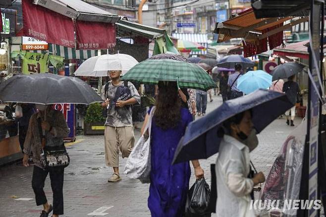 서울 동작구 남성사계시장에서 발길을 옮기는 시민들의 모습. 쿠키뉴스 자료사진