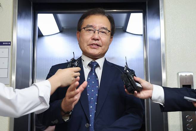 이명현 특별검사가 16일 서울 서초구 사무실에서 취재진 질문에 답변하고 있다. 연합뉴스