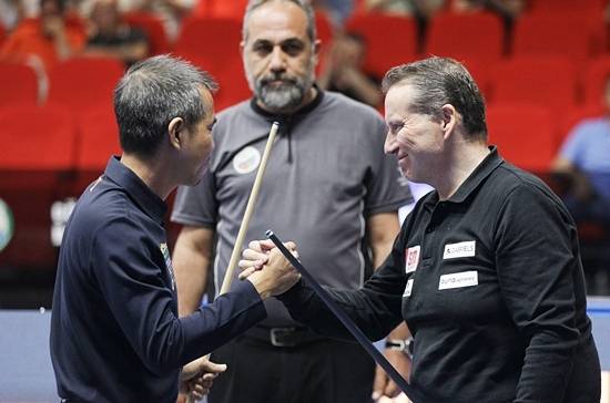 결승전 직후 트란(왼쪽)과 멕스가 악수하고 있다. (사진=SOOP)