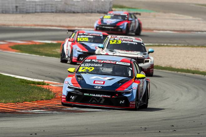 13~15일(현지시각) 스페인 발렌시아 리카르도 토르모 서킷에서 열린 2025 TCR 월드투어 2라운드에서 우승한 현대차 ‘더 뉴 아반떼 N TCR’의 주행 모습 <현대차>