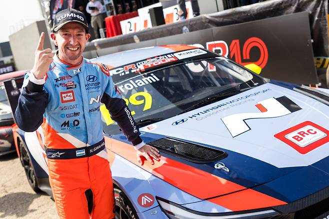 네스토르 지로라미 선수가 지난 13~15일 열린 ‘2025 TCR 월드 투어’ 스페인 대회에서 우승을 차지하고 ‘더 뉴 아반떼 N TCR’ 옆에서 기념 촬영을 하고 있다. <현대차>