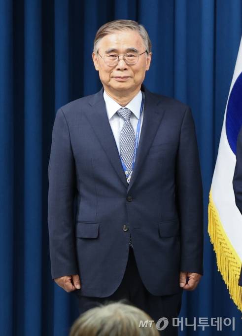 (서울=뉴스1) 허경 기자 = 이재명 정부 첫 국가정보원장 후보자로 임명된 이종석 전 통일부 장관이 4일 서울 용산구 대통령실 청사 브리핑룸에서 열린 인선 발표에 참석해 있다. 이재명 정부는 국무총리 후보자로 김민석 국회의원, 국정원장 후보자로는 이종석 전 통일부장관이 지명됐다. 대통령 비서실장으로는 강훈식 국회의원, 안보실장에는 위성락 국회의원이 임명됐고, 경호처장은 황인권 전 육군 대장, 대변인은 강유정 국회의원이 임명됐다. 2025.6.4/뉴스1 Copyright (C) 뉴스1. All rights reserved. 무단 전재 및 재배포, AI학습 이용 금지. /사진=(서울=뉴스1) 허경 기자