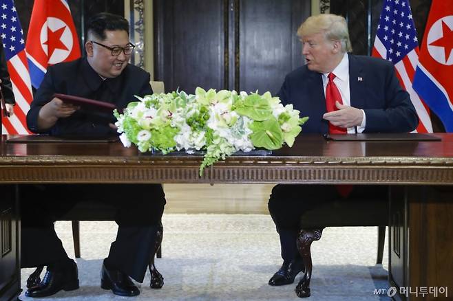 2018년 6월 도널드 트럼프 미국 대통령과 김정은 북한 노동당 총비서 겸 국무위원장이 싱가포르 센토사 섬 내 카펠라 호텔에서 합의문에 서명한 후 웃고 있다. / 사진=머니투데이DB