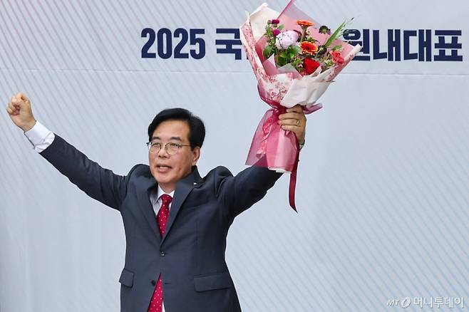 (서울=뉴스1) 안은나 기자 = 국민의힘 신임 원내대표로 선출된 송언석 의원이 16일 오후 서울 여의도 국회에서 열린 의원총회에서 꽃다발을 들어보이고 있다. 2025.6.16/뉴스1 Copyright (C) 뉴스1. All rights reserved. 무단 전재 및 재배포, AI학습 이용 금지. /사진=(서울=뉴스1) 안은나 기자