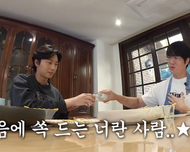 성시경은 박서준과 이야기를 하며 편안한 감정을 느꼈다. / 유튜브 '성시경의 먹을텐데' 캡처