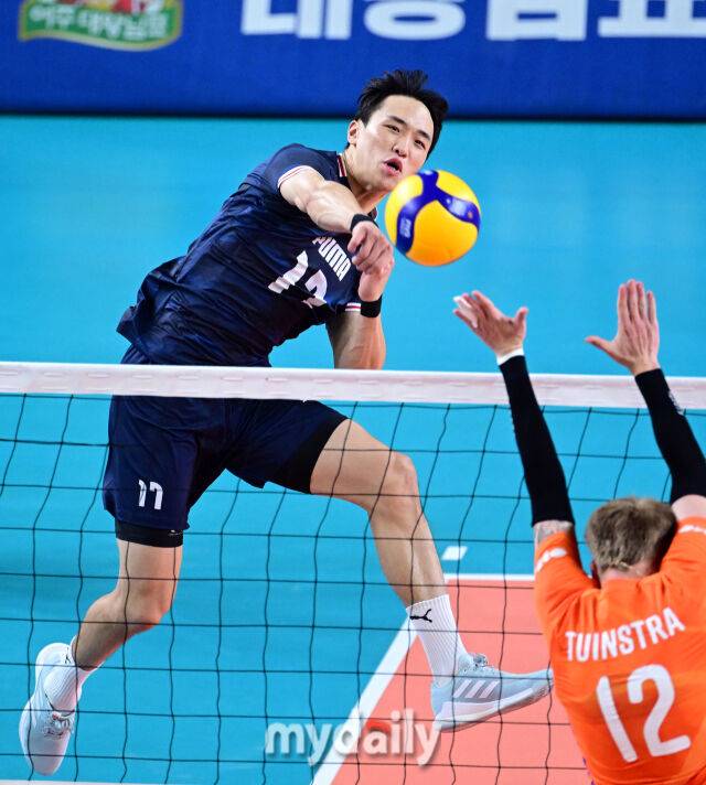 신장이 큰 네덜란드를 상대로 강력한 스파이크를 날린 임동혁 / 천안 = 유진형 기자 zolong@mydaily.co.kr