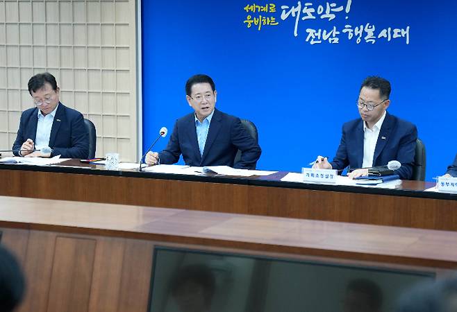 김영록 전라남도지사가 지난 11일 도청 서재필실에서 도정 주요 현안회의를 주재하는 모습. 전라남도 제공