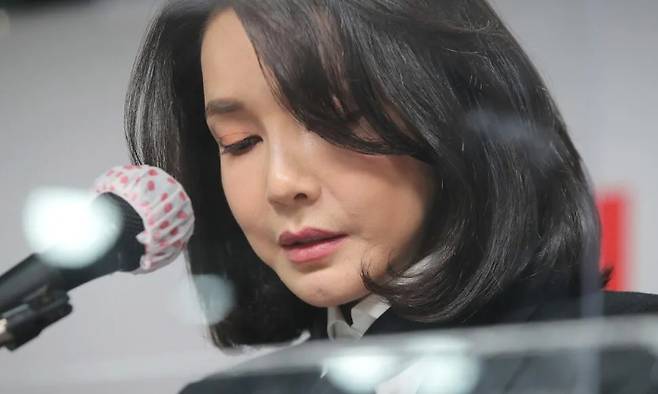 김건희 여사가 지난 2021년 12월 26일 오후 서울 영등포구 여의도 국민의힘 당사에서 자신의 허위 이력 의혹과 관련해 사과문을 발표하고 있다. 연합뉴스
