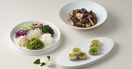 ‘발우공양’ 여름메뉴 중 (왼쪽부터 시계방향으로) 우무묵잡채·가지버섯볶음·애호박메밀전병. 발우공양 누리집 캡처