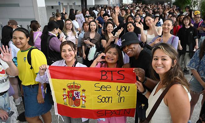 방탄소년단(BTS)의 데뷔 기념일에 맞춰 지난 13일 경기 고양시 킨텍스에서 열린 ‘2025 BTS 페스타’에서 입장하기 위해 줄을 선 세계 각국의 ‘아미’(BTS의 팬덤명)들이 포즈를 취하고 있다. 소속사 빅히트 뮤직에 따르면 이튿날까지 열린 오프라인 행사에 6만여명의 팬들이 행사장을 찾았다. AFP연합뉴스