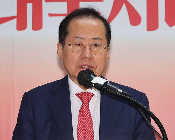 홍준표 전 대구시장이 지난달 29일 국민의힘 대선 후보 2차 경선 결과 발표 직후 서울 여의도 대하빌딩 선거 캠프 사무실에서 정계 은퇴 의사를 밝히고 있다. 연합뉴스