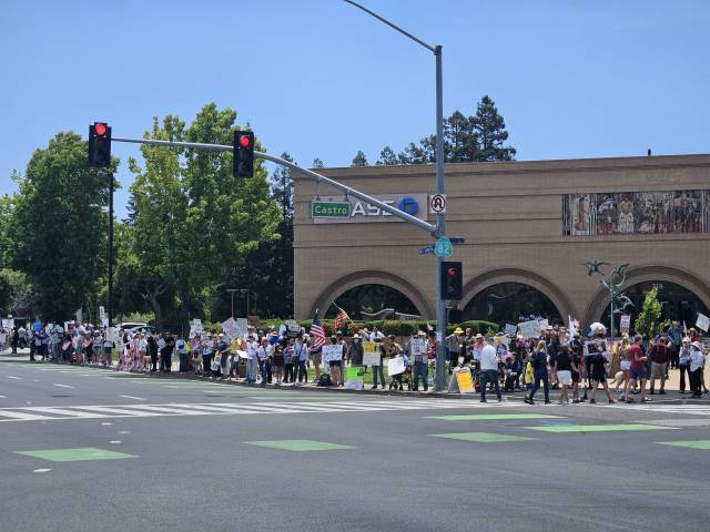 14일(현지 시간) 미국 캘리포니아 마운틴뷰에 ‘노 킹스’ 시위대가 인간 띠를 구축하고 있다. 윤민혁 특파원