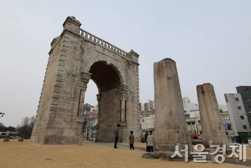 서울 서대문구 독립문 모습. 앞에 있는 것은 영은문 주춧돌 흔적. 최수문기자