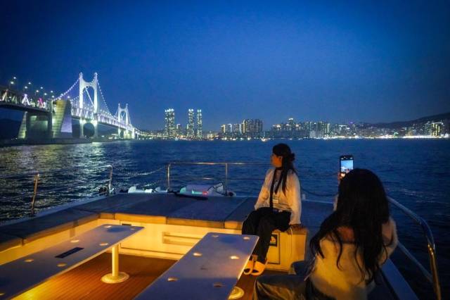 관광객들이 요트를 타고 광안리 바닷가 야경을 즐기고 있다. 사진제공=부산시