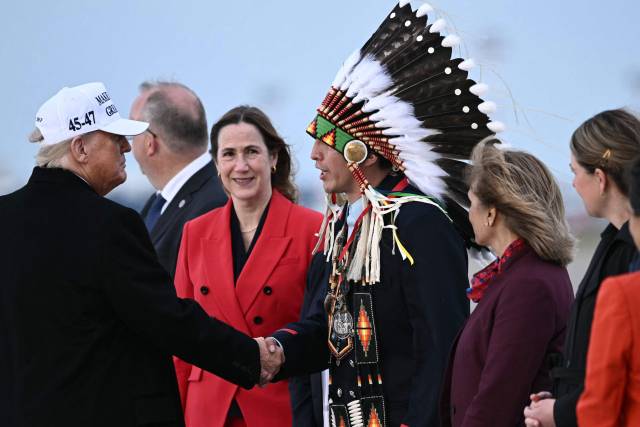 캐나다에 ‘마가’ 모자 쓰고 도착한 트럼프=도널드 트럼프(왼쪽) 미국 대통령이 15일(현지 시간) 캐나다 앨버타주 캘거리 국제공항에 도착해 앨버타주 원주민과 만나 악수하고 있다. AFP연합뉴스