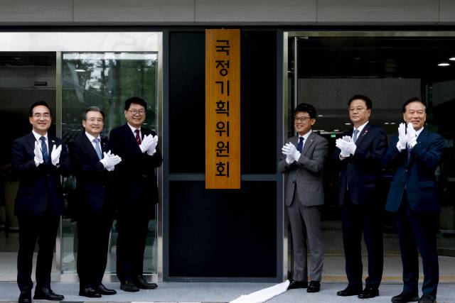 이한주(왼쪽 세 번째) 국정기획위원회 위원장과 김용범(〃 두 번째) 대통령실 정책실장, 진성준(〃 네번째) 더불어민주당 정책위의장 등 참석자들이 16일 정부서울청사 창성동 별관에서 열린 국정기획위 현판식에서 손뼉을 치고 있다. 연합뉴스