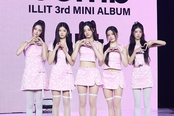 그룹 아일릿이 16일 서울 광진구 예스24라이브홀에서 진행된 미니 3집 ‘밤(bomb)’ 발매 쇼케이스에서 포즈를 취하고 있다. 빌리프랩 제공